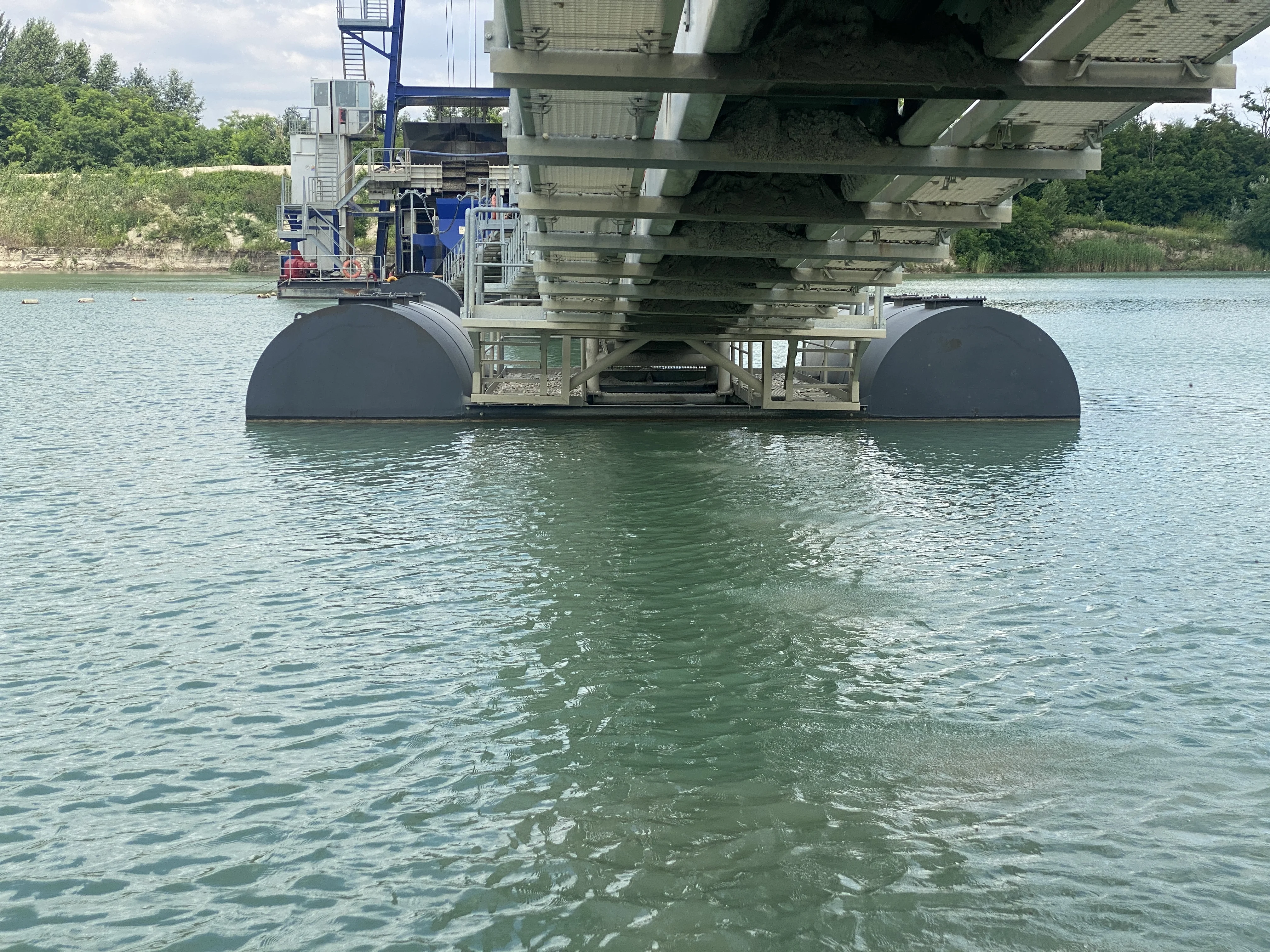 Plávajúce dopravníky na ťažbu štrku s výkonom 400 t/h .